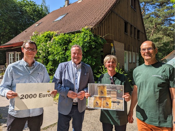 Landrat Bodo Klimpel und Menschen vom Forsthaus Haidberg