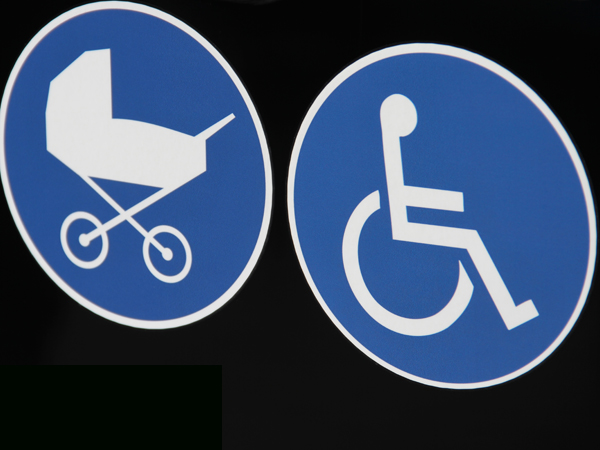 Schild mit Rollstuhl und Schild mit Kinderwagen